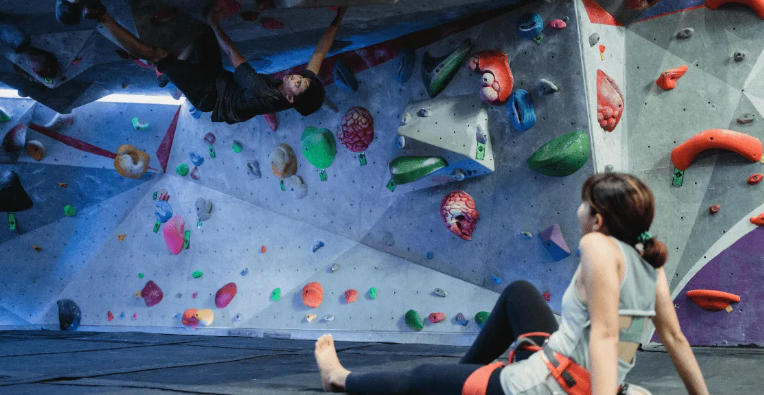 boulder wall climbing
